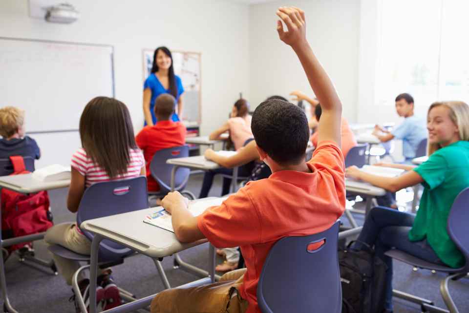 Alumno interviniendo durante la clase